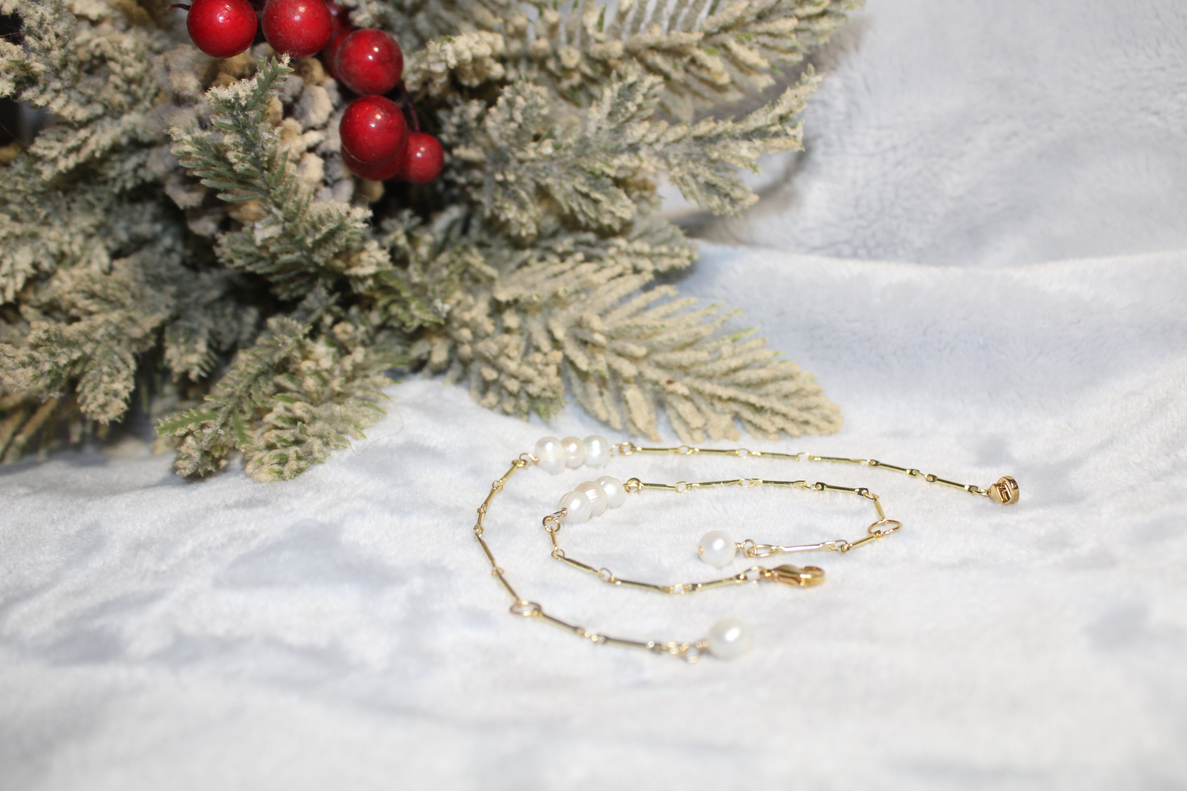 Fresh pearl and gold chain bracelet