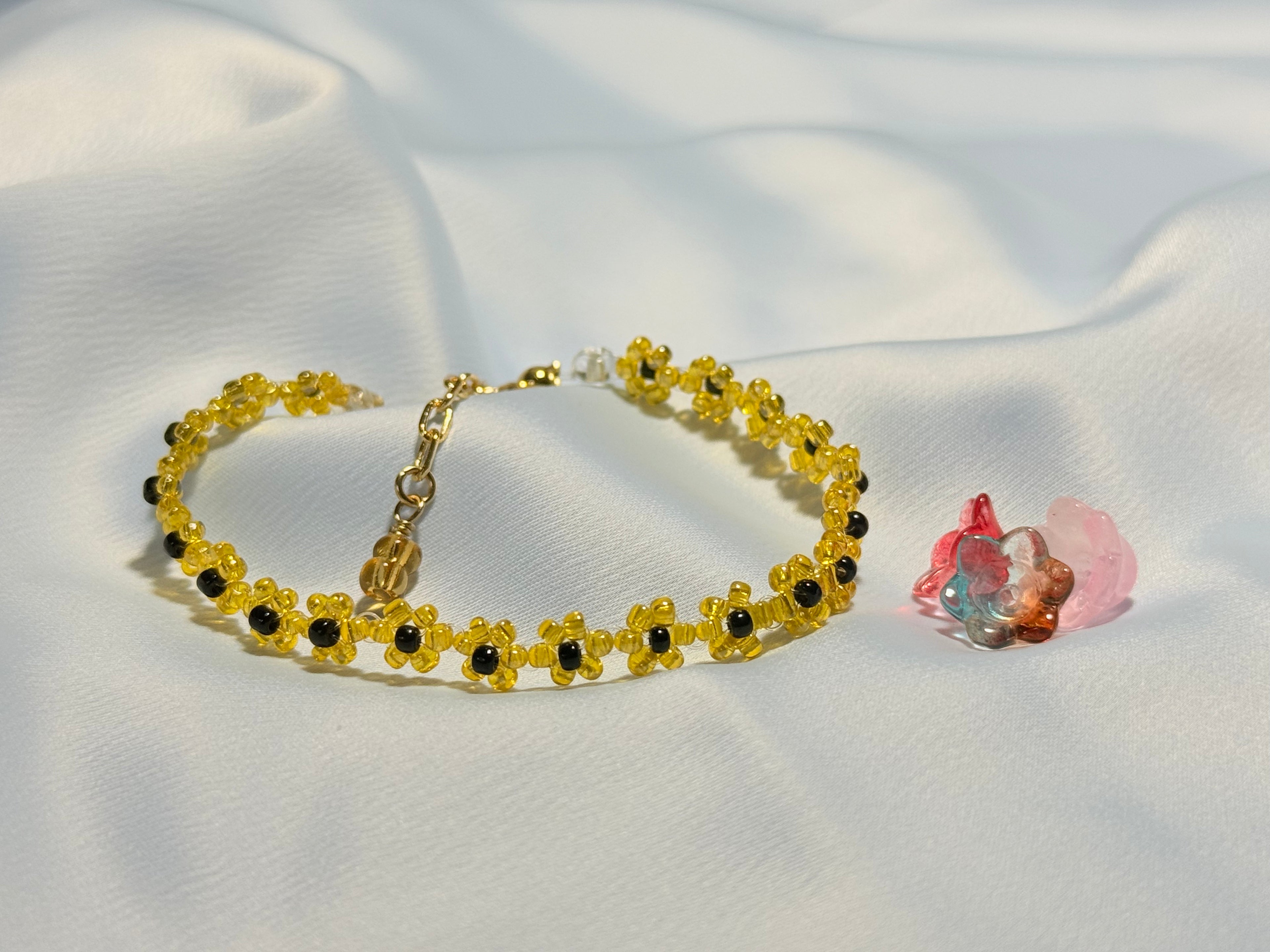 21 Daisies in Bumble bee