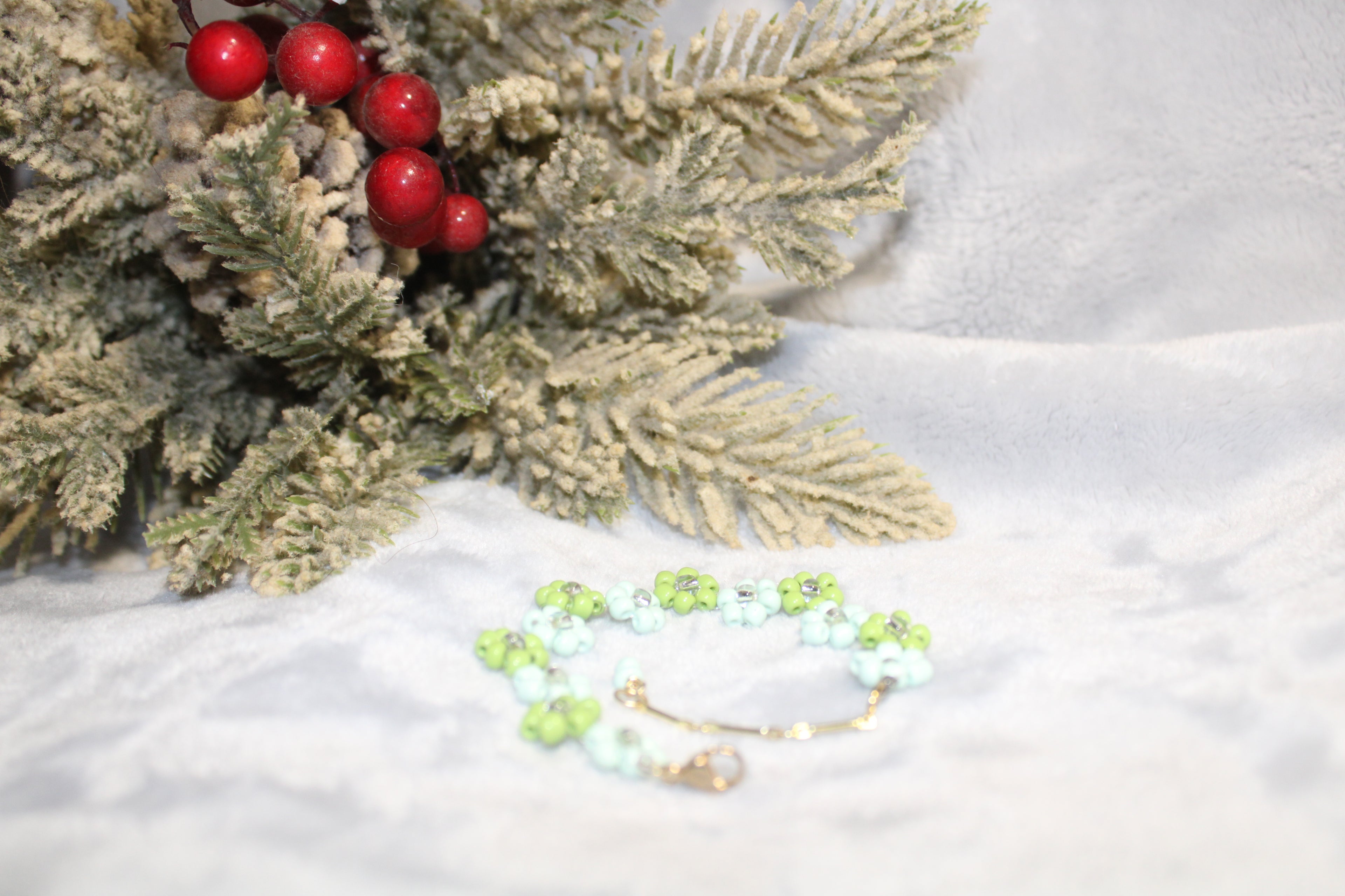 Cyanne blue and green daisies bead bracelet