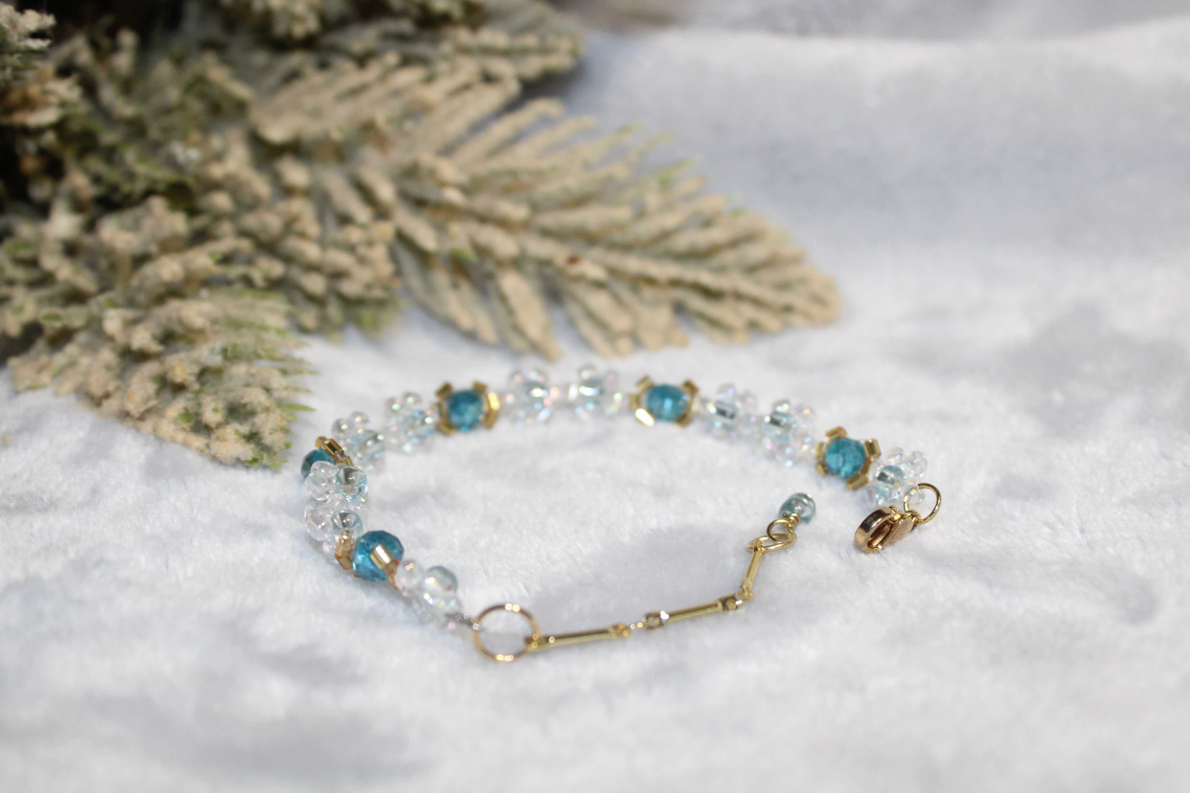 Small white daisies and blue oval bead bracelet