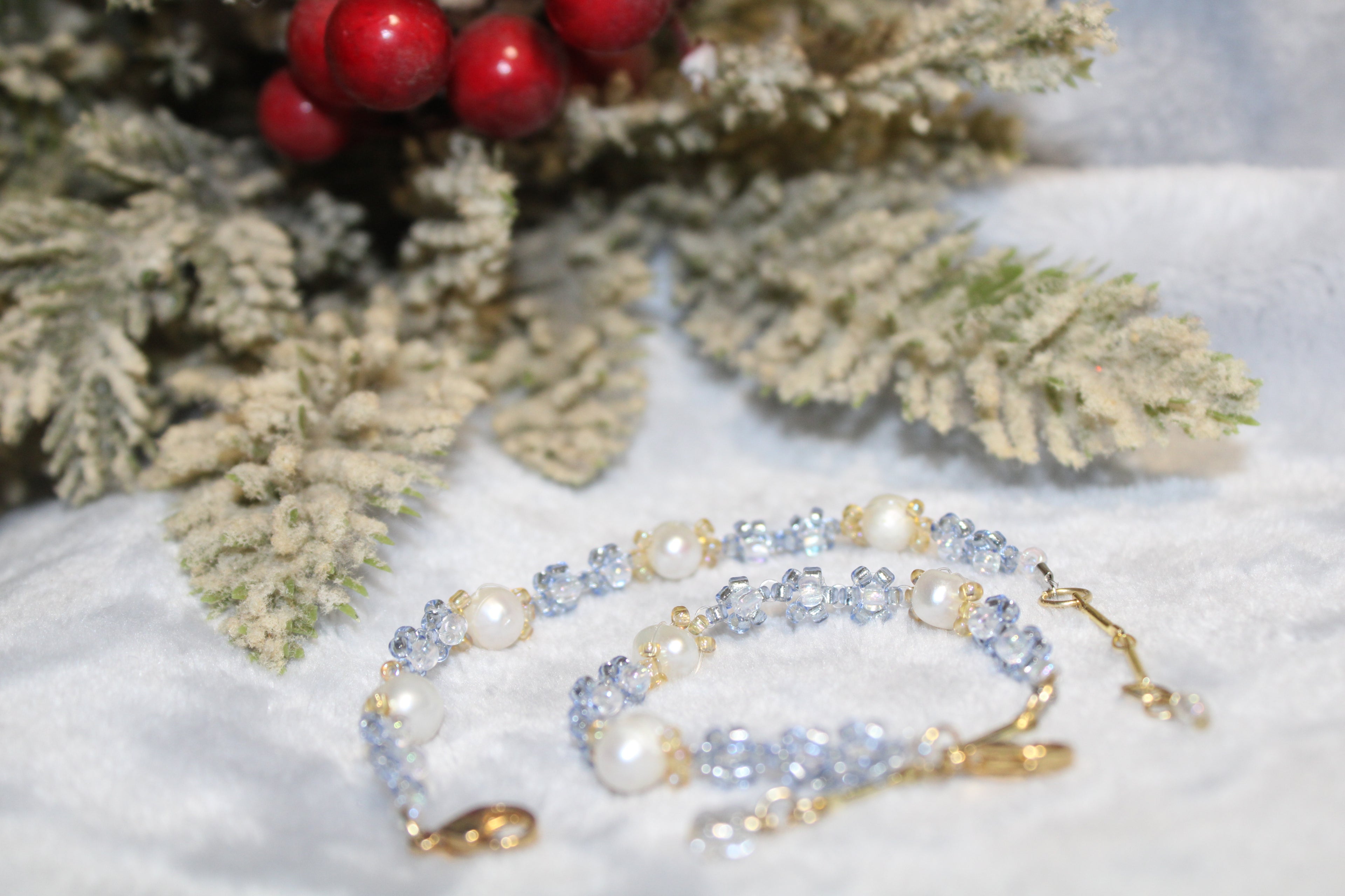 Fresh pearl and small baby blue daisies bead bracelet